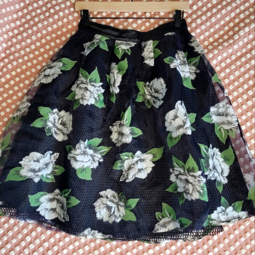 Daisy Shoppe black floral skirt size medium